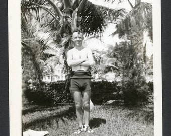 Lächelnder schlanker Mann ohne Hemd, Palmen-Badeanzug, Original-Vintage-Foto-Schnappschuss, 1940er-Jahre-Mode, Sommer, Lummus Park, Miami Beach, Florida