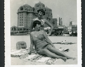 Kurvige langbeinige Frauen Badeanzug am Strand Original Vintage Foto Schnappschuss 1950er Jahre Mode Sommer Accessoire