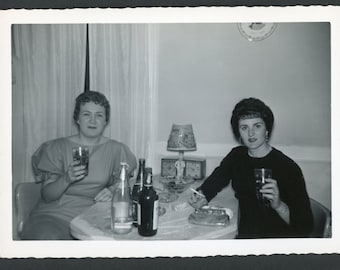 Cocktailstunde! Freundinnen trinken am Küchentisch Vintage-Foto-Schnappschuss 1950er Jahre Schnapsflaschen rauchen Mid-Century-Mode