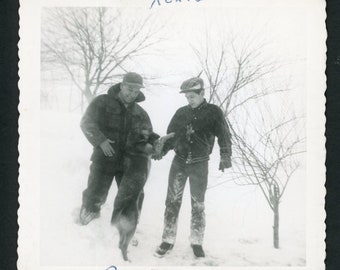 Schnee-Tag! Deutscher Schäferhund im Schnee Original Vintage Foto Schnappschuss 1950er Jahre Suburbia Americana Welpen spielen mit Schäferhund