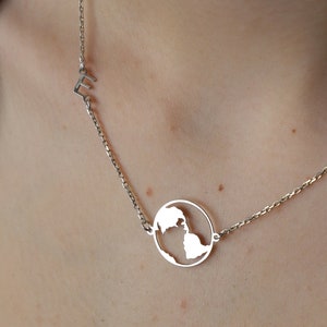 Carte du monde en argent sterling avec collier initial, collier lettre personnalisé, collier terre, collier de voyage, bijoux mignons, cadeau pour amoureux du voyage