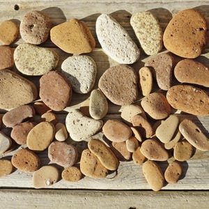Selectie van 50 strandstenen aardewerk 0,6-2,6&#39;&#39;/1,7-6,7 cm bulk zeebaksteen, decoratieve strandvondsten - strandterracotta stukken #P1