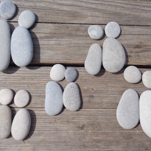 Set di piccoli ciottoli a forma di persone - PREZZO PER SET - Ciottoli fai da te per artigianato - Figure in pietra per artigianato - Ciottoli di mare a forma di persone Art #L32
