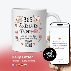 Puede incluir: Taza de cerámica blanca con el texto "365 cartas a Mamá" y corazones, sobres y flores decorativos. Un smartphone muestra un mensaje para Mamá. La taza también tiene un código QR y las palabras "Carta diaria".