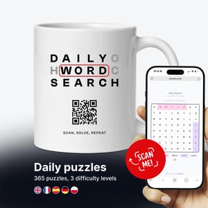Könnte beinhalten: Ein weißer Keramikbecher mit dem schwarzen Text DAILY WORD SEARCH, wobei das Wort WORD in einem roten Kasten hervorgehoben ist. Darunter befinden sich ein schwarzer QR-Code und der Text SCAN, SOLVE, REPEAT. Ein Smartphone zeigt ein Wortsuchrätsel.