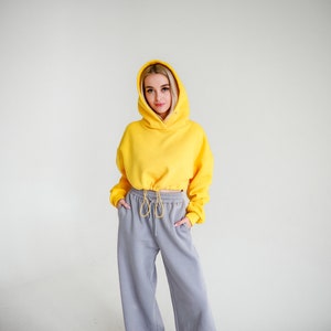 Warmer Strickanzug - weite, lange Hose mit hoher Taille, Seitentaschen, Schnürsenkel in der Taille und kurzer Oversize Hoodie mit verstellbarem Gummi