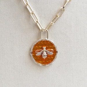 Collier plaqué or 14 carats à motif abeille 47+5 cm