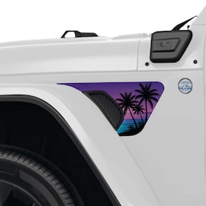 Può includere: Un veicolo fuoristrada bianco con un adesivo personalizzato sul parafango anteriore. L'adesivo mostra una scena di tramonto tropicale con sagome di palme su uno sfondo sfumato nei colori viola, rosa e blu sopra il passaruota.