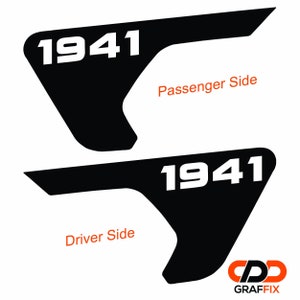Pu&ograve; includere: Due adesivi in ​​vinile nero con il numero "1941" in bianco. Gli adesivi hanno la forma di una maniglia della portiera dell'auto e sono etichettati "Lato conducente" e "Lato passeggero".
