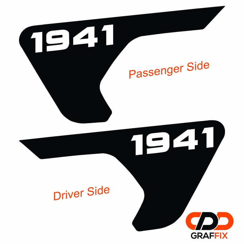 Pu&ograve; includere: Due adesivi in ​​vinile nero con il numero "1941" in bianco. Gli adesivi hanno la forma di una maniglia della portiera dell'auto e sono etichettati "Lato conducente" e "Lato passeggero".