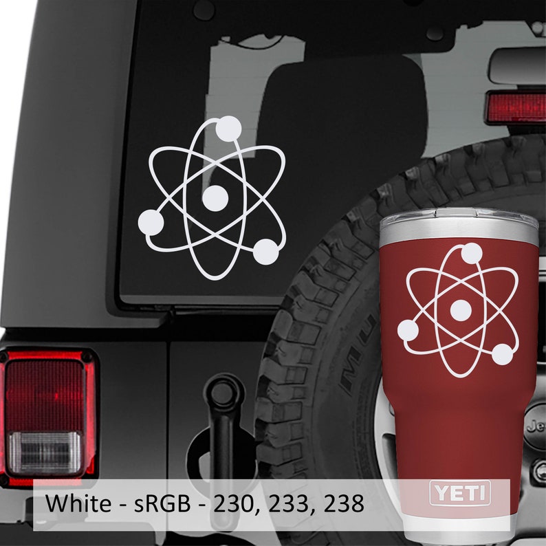 Puede incluir: Pegatina blanca con el s&iacute;mbolo de un &aacute;tomo en un vaso YETI rojo. La pegatina tambi&eacute;n est&aacute; en la parte trasera de un Jeep negro. El texto "White - sRGB - 230, 233, 238" est&aacute; en la parte inferior de la imagen.