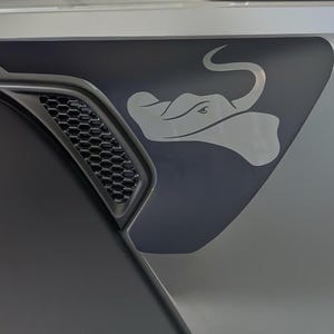 Sting-Gray Manta Ray Fender Vent Vinyl Decal - Fits Jeep Wrangler JL/Jeep Gladiator JT 2018+