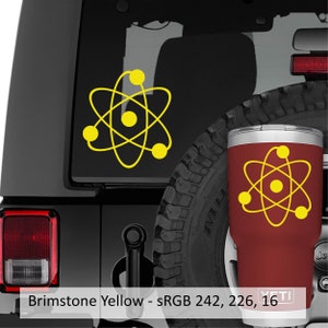 Puede incluir: Un vaso Yeti rojo con una calcoman&iacute;a amarilla de un s&iacute;mbolo at&oacute;mico. El vaso est&aacute; en un Jeep negro con una calcoman&iacute;a amarilla de un s&iacute;mbolo at&oacute;mico en la parte trasera.