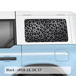 Puede incluir: Un vehículo azul claro con una ventana lateral trasera cubierta por una calcomanía de estampado de leopardo negro. La calcomanía muestra un patrón repetitivo de manchas oscuras e irregulares sobre un fondo más claro. El texto inferior dice Black - sRGB 13, 14, 17.