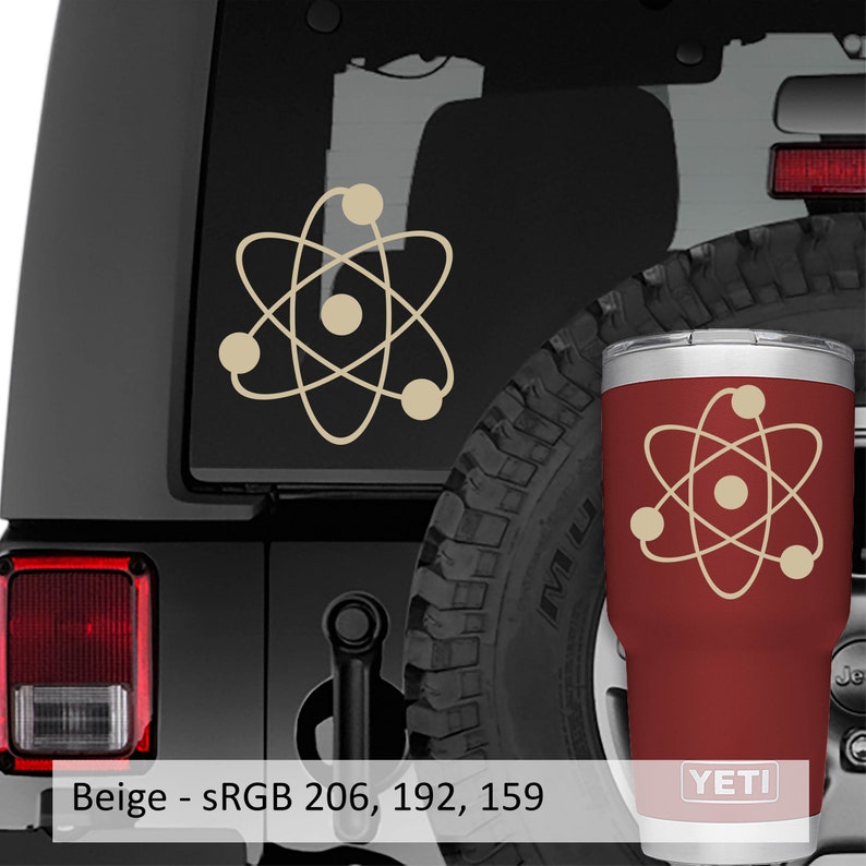 Puede incluir: Un vaso YETI rojo con un dise&ntilde;o de s&iacute;mbolo de &aacute;tomo beige. El vaso est&aacute; en un coche negro con una pegatina de s&iacute;mbolo de &aacute;tomo beige en la parte trasera.
