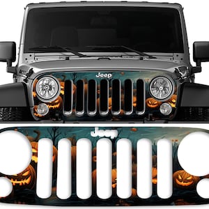 Peut inclure: Un insert de calandre avant Jeep argenté avec une impression graphique représentant une forêt sombre et effrayante avec des citrouilles d'Halloween orange lumineuses. Le design inclut le logo Jeep blanc au centre et des découpes pour les phares.