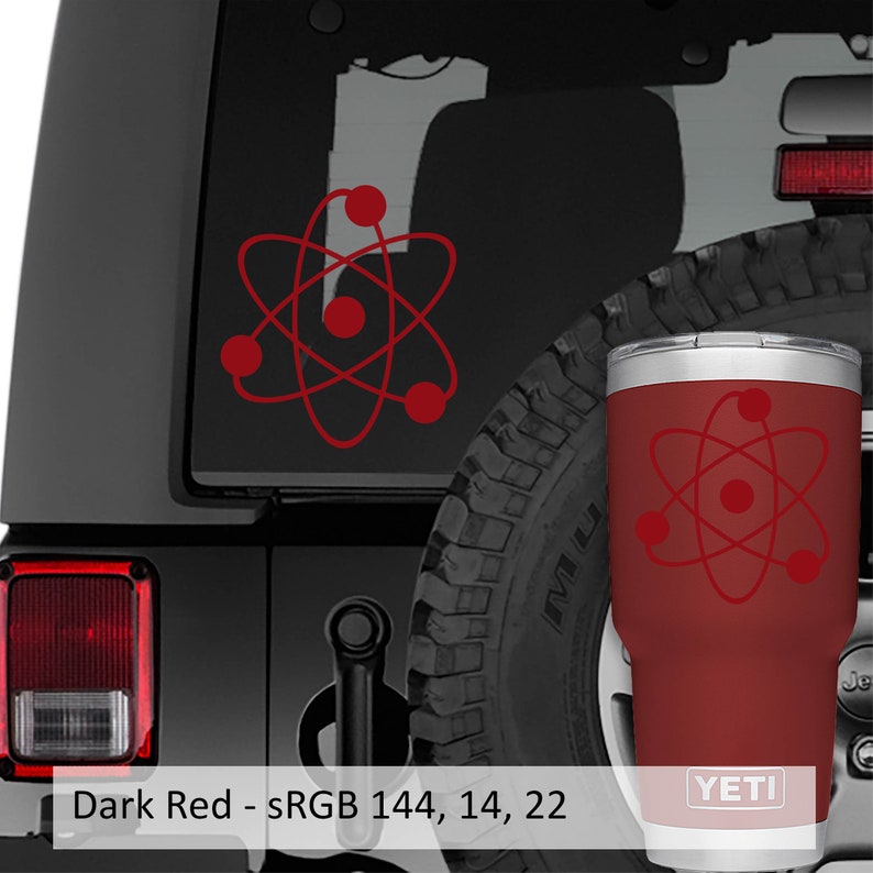 Puede incluir: Un vaso YETI rojo oscuro con un dise&ntilde;o de s&iacute;mbolo de &aacute;tomo rojo. El vaso est&aacute; en un coche negro con una luz trasera roja. El texto "Dark Red - sRGB 144, 14, 22" est&aacute; en la parte inferior de la imagen.