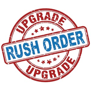 Op de afbeelding: Een rode en blauwe ronde stempel met de tekst "Upgrade" in een cirkel rond de tekst "Rush Order".