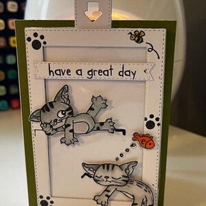 Passez une bonne journée ! Une carte de voeux aux couleurs changeantes et deux chats !
