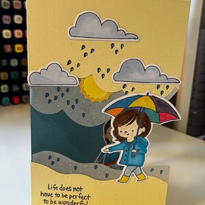 Na regen komt de regenboog! Bemoedigende wenskaart met een klein meisje, de regen en haar paraplu!