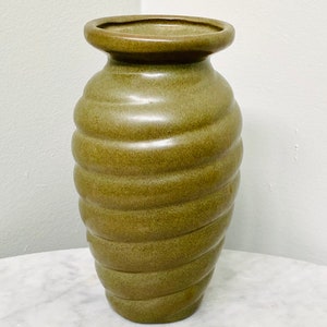 Vintage Haeger Matte Green Speckeld Spiral Design Vase - Home Decor - Flower Vases - Gifts