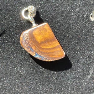 Wisiorek z australijskiego opalu Boulder