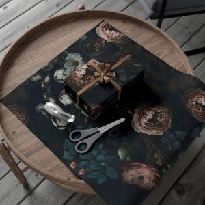 Eco-vriendelijke gotische botanische cadeauverpakking, donker Academia bloemen inpakpapier, witte olifant cadeauverpakking, jubileuminpakpapier