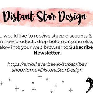 Op de afbeelding: Een roze aquarel achtergrond met de tekst "Distant Star Design" in zwart. Onder de tekst staat een bericht over het abonneren op een nieuwsbrief voor kortingen en nieuwe product releases. De tekst bevat de URL "https://email.everbee.io/subscribe?shopName=DistantStarDesign". Een zwart silhouet van een kat met een sterrenbeeldpatroon bevindt zich in de rechterbenedenhoek van de afbeelding.