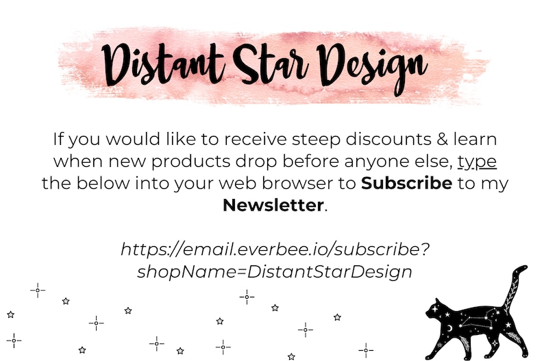 Op de afbeelding: Een roze aquarel achtergrond met de tekst "Distant Star Design" in zwart. Onder de tekst staat een bericht over het abonneren op een nieuwsbrief voor kortingen en nieuwe product releases. De tekst bevat de URL "https://email.everbee.io/subscribe?shopName=DistantStarDesign". Een zwart silhouet van een kat met een sterrenbeeldpatroon bevindt zich in de rechterbenedenhoek van de afbeelding.