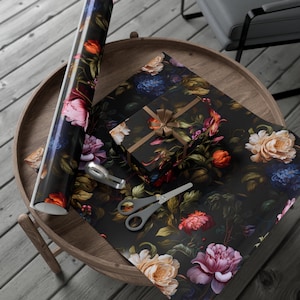 Flora Dark Academia inpakpapier, botanisch cadeaupapier, Valentijnsdag cadeauverpakking, donker inpakpapier, Cottagecore cadeauverpakking