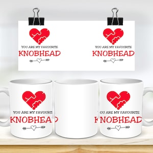 Puede incluir: Dos tazas blancas con un diseño de corazón rojo y el texto "You are my favourite knobhead" impreso en ellas. Las tazas están sobre una superficie de madera.