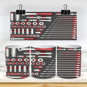 Puede incluir: Tres tazas de cerámica blanca con un diseño de un juego de herramientas en cada taza. El juego de herramientas incluye llaves, enchufes y un trinquete. Las tazas están sobre una superficie de madera.