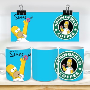 Op de afbeelding: Twee witte keramische mokken met een blauwe achtergrond. De ene mok heeft een cartoonafbeelding van Homer Simpson die een donut vasthoudt met de tekst "The Simpsons" erboven. De andere mok heeft een groene cirkel met de tekst "Springfield Coffee" en een cartoonafbeelding van Homer Simpson die een donut in de cirkel vasthoudt.
