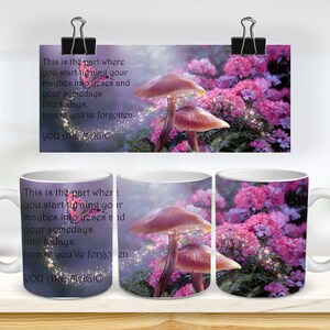 Könnte beinhalten: Eine weiße Keramiktasse mit einem violetten und rosafarbenen Blumendesign und einem Zitat, das lautet: "This is the part where you start turning your maybes into yeses and your somedays into todays. Incase you've forgotten. YOU ARE MAGIC"