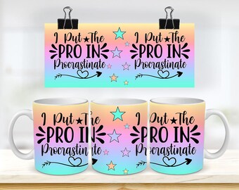 Könnte beinhalten: Drei weiße Keramikbecher mit einem Regenbogen-Ombre-Design. Die Becher zeigen den Text "I Put The PRO IN Procrastinate" mit Sternen und einer Pfeilgrafik.