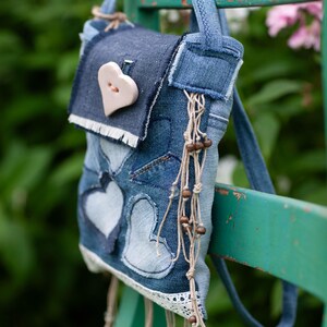 Axelremsväska i jeans återvinning med hjärtapplikation – Handgjord väska