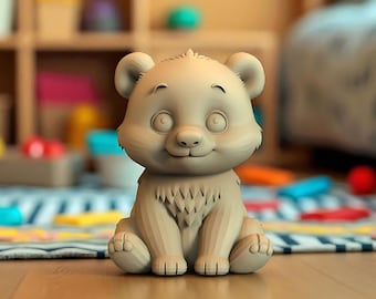 Puede incluir: Figura de oso marrón claro de estilo caricatura, con una expresión sonriente. El oso está sentado con las patas hacia adelante y tiene detalles de pelaje y rasgos faciales. El fondo está borroso, sugiriendo una habitación infantil.