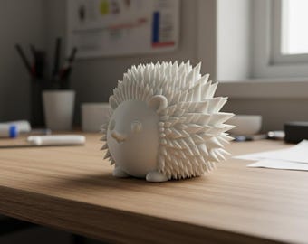 Puede incluir: Una figura de erizo blanca y estilizada, con un cuerpo redondeado y una espalda puntiaguda. La figura está sobre un escritorio de madera. El erizo tiene una pequeña nariz y orejas, y es un objeto decorativo.