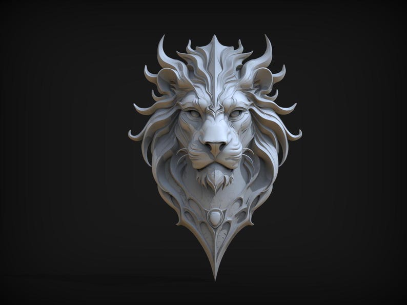 Puede incluir: Escultura de cabeza de le&oacute;n gris con intrincada melena y rasgos faciales. La escultura tiene una apariencia regia, con un dise&ntilde;o estilizado y una base decorativa. La mirada del le&oacute;n est&aacute; dirigida hacia delante, sobre un fondo oscuro.
