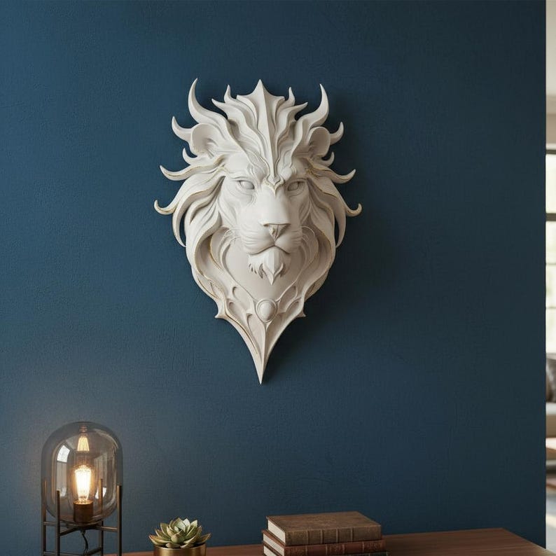 Puede incluir: Escultura mural de cabeza de le&oacute;n blanca con detalles intrincados, montada en una pared azul oscuro. La escultura presenta una melena detallada y una expresi&oacute;n regia. La cabeza de le&oacute;n es una pieza decorativa.