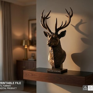 Könnte beinhalten: Eine bronzefarbene Hirschkopfskulptur mit großen Geweihen, die auf einem dunklen Holzregal steht. Die Skulptur ist detailliert und realistisch, mit einer strukturierten Oberfläche. Der Text "3D PRINTABLE FILE" und "STL FILE READY FOR 3D PRINTER" ist ebenfalls sichtbar.