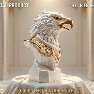 Könnte beinhalten: Eine weiße Keramik-Tasse mit schwarzem Henkel und dem Text "But First, Coffee" in schwarzer, handschriftlicher Schrift. Die Tasse steht auf einer weißen Oberfläche.