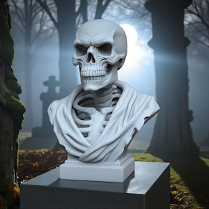 Pode incluir: Um busto branco de um crânio humano e caixa torácica, colocado sobre um pedestal cinza escuro. A escultura está em um cemitério com lua cheia e névoa ao fundo. O busto tem uma estrutura esquelética detalhada.