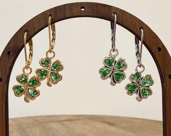 Boucles d'oreilles trèfle de la Saint-Patrick : résine de verre concassé vert, boucles d'oreilles trèfle à quatre feuilles porte-bonheur, hypoallergéniques