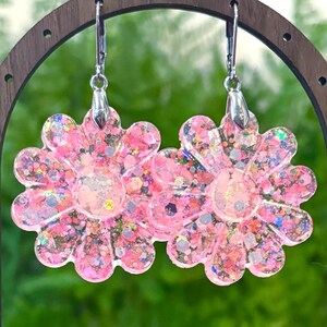 Glow in the Dark Daisy Earrings, Glitter Flower Dangles, Fun Floral Glow Jewelry, Spring Kawaii Aesthetic, Resin Earrings, Glitter Earrings