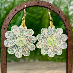 Glow in the Dark Daisy Earrings, Glitter Flower Dangles, Fun Floral Glow Jewelry, Spring Kawaii Aesthetic, Resin Earrings, Glitter Earrings