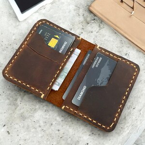Cartera fina hecha a mano con bolsillo frontal, cartera fina The Wilder, funda de cuero antiguo para tarjetas, tarjetero minimalista personalizado, cartera fina.