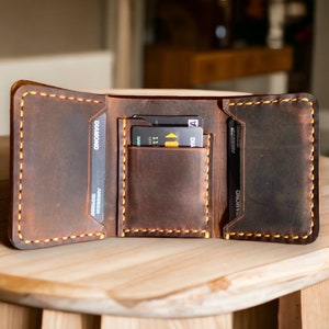 Cartera triple para hombre de piel flor, RFID, grabado de iniciales con monograma personalizado, regalo para el Día del Padre, papá, novio o aniversario.