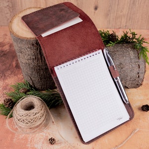 Personalizowany skórzany mini notatnik z długopisem Niestandardowy notatnik ze skóry ekologicznej 3 1/4" x 4 3/4" z możliwością grawerowania laserowego, mini szkicownik