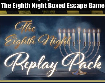Op de afbeelding: Een blauwe en gouden afbeelding met de tekst "The Eighth Night Replay Pack" en een menorah met brandende kaarsen. De tekst "REQUIRES BOXED GAME TO PLAY" staat onderaan de afbeelding.